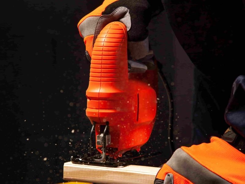 side-view-worker-using-tool (1)